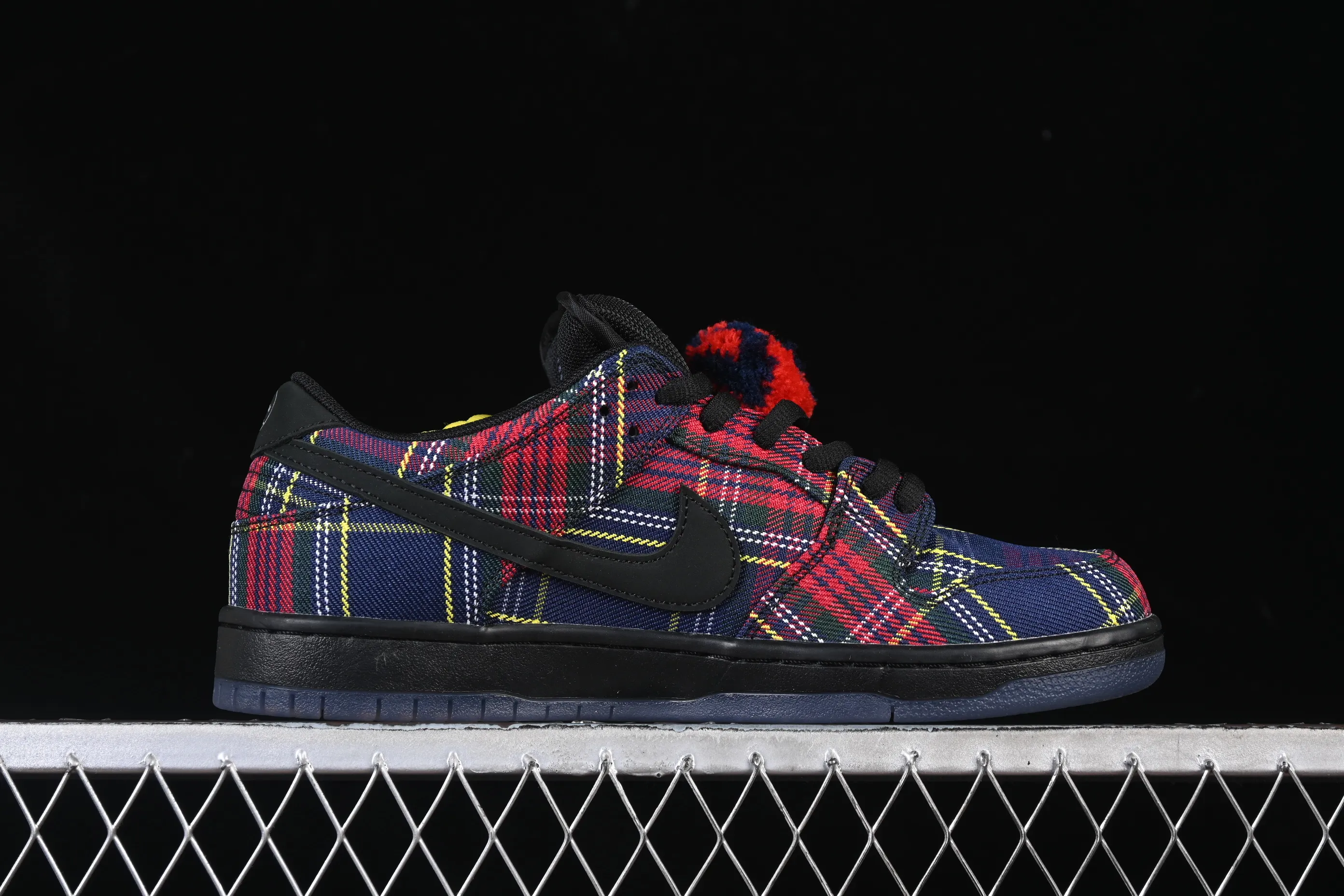 All categories Nk SB Dunk series Nk SB Dunk Low low-top sneakers Nike SB Dunk Low "Nardwuar" joint model Scottish plaid low-top casual skateboard shoes II1493-600